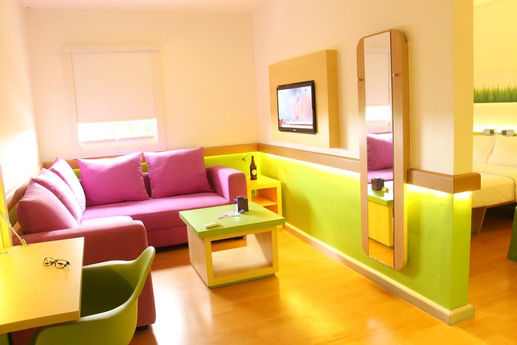 Cordia Hotel Surabaya Airport - Hotel Dalam Bandara - Formerly Ibis Budget Surabaya Airport Sidoarjo Eksteriør billede